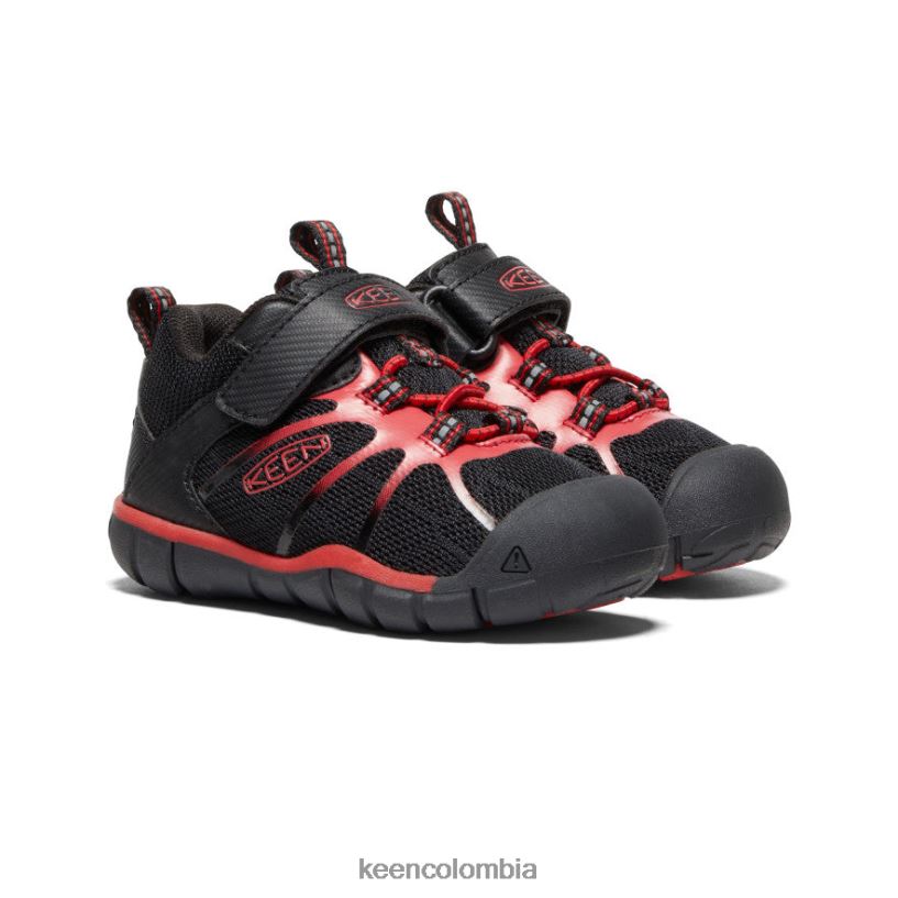 niños pequeños zapatillas chandler 2 cnx alfombra negra/roja KEEN calzado 88N808885